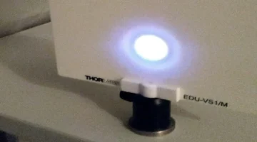 تقنية مذهلة.. ابتكار أول جهاز ليزر في العالم يصدر ضوءاً أبيض من مصدر واحد